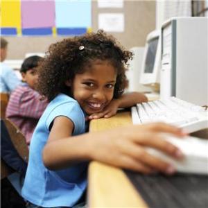 Criança computador sala de aula